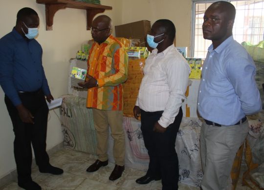 LRA-Anti-Smuggling-Manager-Masu-Fahnbulleh-presenting-the-Pharmaceutical-Products-to-LMHRA-Deputy-Inspector-General-Doctor-Thomas-Kokulo-2